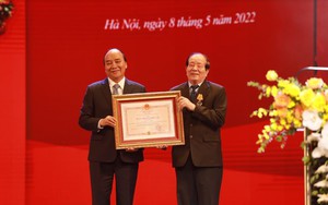 Nhà thơ Hữu Thỉnh được Chủ tịch nước trao tặng Huân chương Độc lập hạng nhì