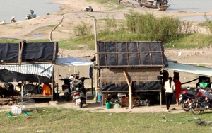 Tây Ninh: Sống tạm bợ trên nhà sàn, xóm tạm cư hồ Dầu Tiếng xả thải trực tiếp xuống lòng hồ