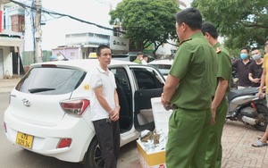 Bắt giữ tài xế taxi gửi hàng chục gói cần sa ngụy trang trà Atiso