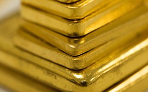 Giá vàng hôm nay 1/6: Vàng tiếp tục lao dốc hơn 1% khi USD đảo chiều