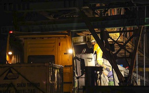 Hà Nội: Công nhân xuyên đêm tháo những chiếc dầm khổng lồ phục vụ thi công cầu Vĩnh Tuy 2