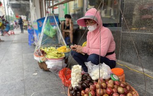 Làm nghề bán hàng rong: "Vừa bán vừa chạy", lao động kiếm một đến hai chỉ vàng mỗi tháng