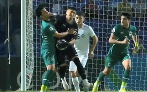Clip: Thủ môn U23 Uzbekistan nhận thẻ đỏ vì hành vi đánh nguội cầu thủ U23 Iraq