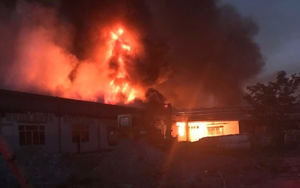TT-Huế: Nhà xưởng rộng 1,2ha của Công ty Scavi Huế bốc cháy dữ dội 