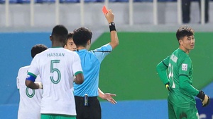 Trọng tài bắt chính trận U23 Việt Nam vs U23 Saudi Arabia bị "tấn công"
