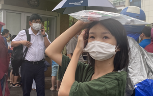 Hà Nội: Sáng nay, phụ huynh đội mưa đưa con đi thi vào lớp 6 trường THCS Thanh Xuân