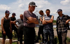 Nông dân Ukraine ở tiền tuyến vật lộn thu hoạch mùa màng dưới làn 'mưa bom bão đạn'