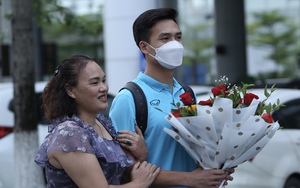 Bùi Hoàng Việt Anh ôm mẹ khi về đến sân bay Nội Bài