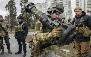 Nga tuyên bố vũ khí phương Tây 'vô dụng', Ukraine tung video dùng tên lửa Javelin diệt siêu tăng Nga