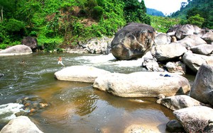 Bãi đá cuội khổng lồ hình thù kỳ dị bên dòng suối tiên nước mát lạnh ở miền Tây Nghệ An
