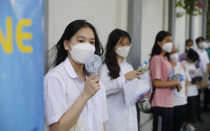 Kỳ thi tuyển sinh lớp 10 năm 2022 tại Hà Nội: Thí sinh mướt mải vì trời nắng nóng