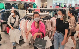 Săn hàng hiệu chỉ 50.000 đồng, 100.000 đồng ở “thiên đường shopping” Sài Gòn