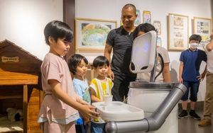 Thầy giáo và học sinh Hà Nội sáng tạo robot từ đồ tái chế, có thể cười và biết phục vụ 