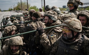 NÓNG: Binh sĩ Ukraine rút lui khỏi thành phố chiến lược ở Donbass vì thất bại nặng nề trước Nga