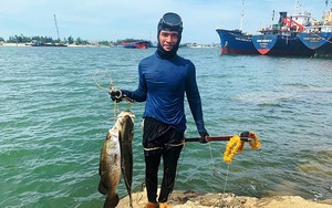 Lặn xuống biển Quảng Trị bắn cá ở đâu mà khi trồi lên xách được một xâu toàn cá to bự