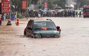 Sơn La tắc đường hàng cây số sau mưa lớn