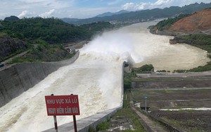 KHẨN: Thủy điện Hòa Bình mở tiếp cửa xả đáy thứ hai vào 15 giờ chiều nay