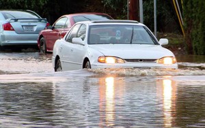 Lái xe ô tô qua vùng ngập nước thế nào cho an toàn?