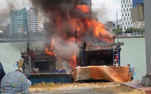 Đà Nẵng: Lửa bốc cháy dữ dội 2 tàu cá neo đậu tại sông Hàn