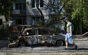 Công việc cực nguy hiểm ở miền đông Ukraine, nơi giao tranh đang diễn ra ác liệt