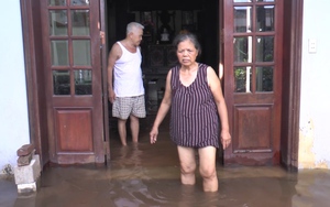 Video: Nắng nóng gay gắt, người dân Hà Nội vẫn bị &quot;biển nước&quot; bủa vây