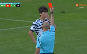 Clip: Phạm lỗi với Văn Tùng, hậu vệ U23 Hàn Quốc bị đuổi khỏi sân