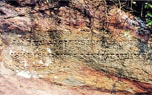 Một tấm bia bi ký Chăm Pa cổ 17 thế kỷ đội nắng mưa vẫn rõ chữ dưới chân núi Nhạn của Phú Yên