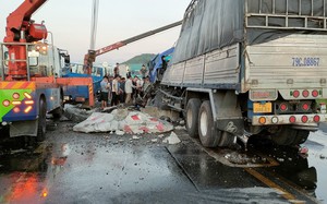 Bình Thuận: Xe tải chở đá tông dải phân cách trên QL1A, tài xế và phụ xe mắc kẹt trong cabin