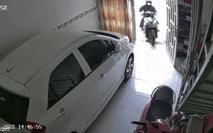 Clip NÓNG 24h: Chạy trốn CSGT, 2 cô gái phi thẳng xe máy vào nhà người lạ lẩn trốn