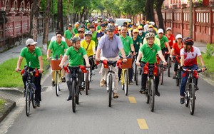 Phó Bí thư Thừa Thiên Huế và Đại sứ Đan Mạch đạp xe hưởng ứng &quot;Câu chuyện về lộ trình xanh&quot; 