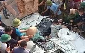Vụ xe tải chở đất lật đè bẹp ô tô con làm 3 người chết: Khởi tố tài xế