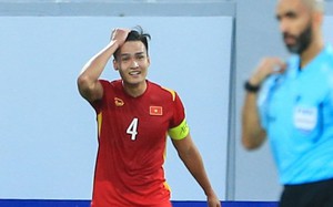 Clip: Việt Anh đá penalty thành công, 2-0 cho U23 Việt Nam