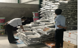Hàng tấn phân bón vi phạm bị bắt "nóng" ở Tiền Giang