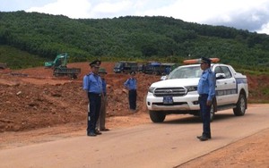 Xe chở đất có “ngọn”, không phủ bạt, làm rơi vãi ra đường ở Quảng Trị bị xử phạt