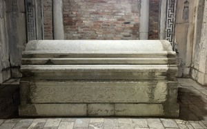 Công trình đá đồ sộ trong lăng mộ trăm tuổi của Tổng đốc Hà Đông