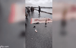 Clip NÓNG 24h: Chạy xe máy lúc trời mưa, người đàn ông bị sét đánh tử vong tại Thái Bình