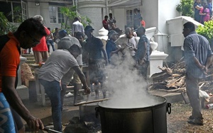 Người biểu tình nấu ăn, phơi đồ trong dinh thự của thủ tướng Sri Lanka