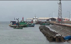 Kiên Giang: Hàng chục nghìn du khách kẹt lại các đảo do mưa giông