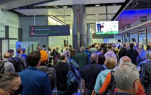 Sân bay Anh phải tăng giới hạn hành khách vì quá tải