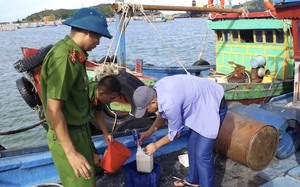 Bắt giữ 2 tàu cá chở 7.000 lít dầu không rõ nguồn gốc trên vùng biển Quảng Bình 