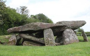Du khách đặt tour khám phá đá Arthur huyền thoại tại Anh