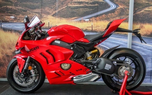 Ducati Panigale V4 2023 cập nhật thêm trang bị, giá hơn 762 triệu đồng
