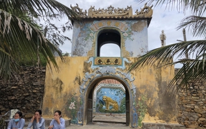 Ngôi đình cổ hơn 300 năm tuổi ở Bình Thuận, vẫn vững chải bên bờ biển che chở cho ngư dân