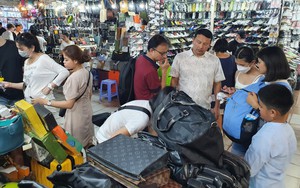 Ngỡ ngàng cảnh đông vui nhất 2-3 năm qua của chợ nhà giàu Sài Gòn