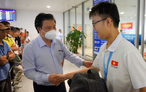 Bộ GD-ĐT đón, chúc mừng đội tuyển Việt Nam tham dự Olympic Toán học quốc tế