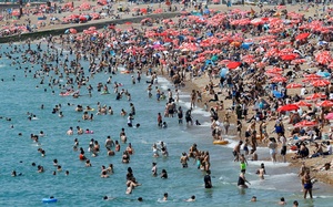 Quá nóng, bãi biển và đài phun nước... ở Anh, Pháp đông nghịt người