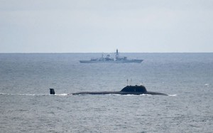 Khoảnh khắc nghẹt thở khi Hải quân Anh triển khai tàu chiến đánh chặn tàu ngầm Nga