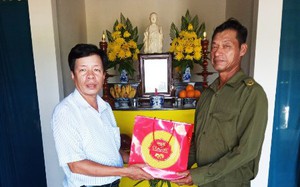 Quảng Trị: Hội Nông dân huyện Hải Lăng thăm hỏi, tặng quà cho gia đình Liệt sĩ của cán bộ Hội