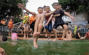 &quot;Biến&quot; ao làng thành bể bơi cực ngầu, cả làng cổ ở ngoại thành Hà Nội cùng huấn luyện các &quot;Yết Kiêu&quot; nhí