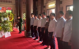 Video: Chủ tịch Hội Nông dân Việt Nam Lương Quốc Đoàn dâng hương tưởng niệm, tri ân các anh hùng, liệt sĩ